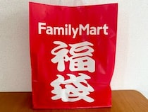 ファミマの「オープン記念福袋（500円）」がバカ売れしていたので1袋買ってみた