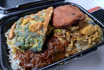 サブウェイ方式でカレーを好みにカスタマイズ！ 有楽町『アラリヤランカ』はスリランカの味を1度にたくさん味わえる良店
