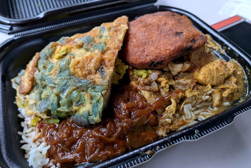 サブウェイ方式でカレーを好みにカスタマイズ！ 有楽町『アラリヤランカ』はスリランカの味を1度にたくさん味わえる良店