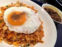 【ファ!?】スリランカ料理屋に行ったら五目チャーハンとチキンカレーのセットが当たり前の顔して出てきたでござる / 青山一丁目『スパイシービストロ』