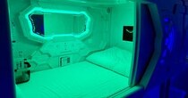 【1泊2980円】宇宙空間を満喫できる未来型カプセルホテルがヤバ過ぎた / 北越谷駅「HOTEL GALAXY POD」