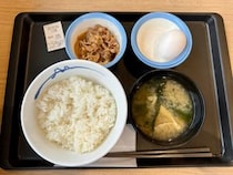 松のや「たまごかけ朝定食（290円）」の小鉢をミニ牛皿にしたら「290円牛丼」になる！ コスパ最高の大発見かと思いきや…