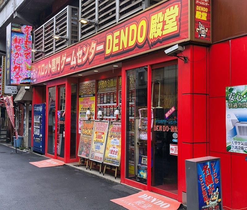 【1時間1000円】スロット専門の時間制ゲーセン「DENDO～殿堂」には1～5号の歴代名機が揃っている / まさかアメ横の真横にあったとは…