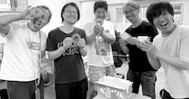 ミスドに歓喜する編集部をあえて「白黒写真」で撮ってみたら、なぜか全員もの悲しい感じになった