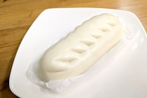 ディズニー「ギョウザドッグ」に激似と噂のファミマ「餃子ドッグ」は、舞浜に行かずとも満足できる “ジェネリック ギョウザドッグ” なのか!?