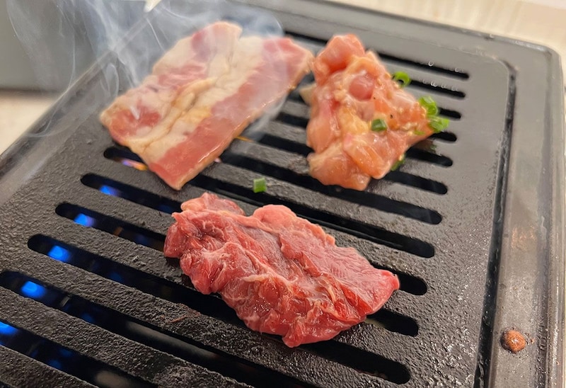 「名前が独特」という理由だけで焼肉店に入店したら “食べ放題” にありついて歓喜した赤羽の夜 / ネットを使わず店選びVol.1