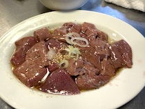 超有名『神保町食肉センター』のランチ食べ放題（1250円）で、隣の席の「猛者」に本質を教わった → 正解は「レバレバ」ラッシュ！