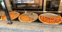 海外ネットで「ガチNYスタイルのピザが食える」と話題の店に行ってみた結果 → 1歩入ったらそこは外国でした