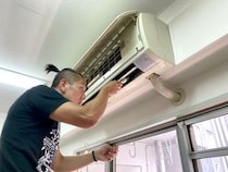 【ドン引き】専用ブラシとスプレーで「事務所のエアコン」を掃除してみたら想像以上にキツかった
