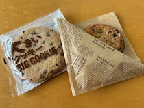 コンビニで買えるドデカクッキーはファミマだけじゃない！ ファミマ「巨大オールスター祭」のクッキーをセブンのチョコクッキーと戦わせてみた