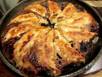 【0円餃子】ドリンク1杯頼んだら “餃子がタダ” ってマジかよ!? 東京・高円寺「餃子処 たちばな」のサービスが神懸かりすぎな件