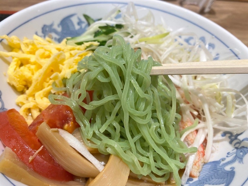 福しんの冷やし中華がおもしろい！ 胡麻・醤油を選べて麺はまさかの緑色!!