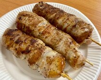 【簡単キャンプ飯】「みたらし団子の豚巻き」が最高にうまい！ 甘じょっぱいタレと豚バラの旨味がマッチしたモチモチ団子の作り方！