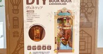 本棚のすき間に広がる水の都！ ミニチュア「ブックヌック」でヴェネツィアの街並みを作ってみる（第1回）