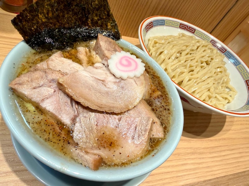 入場券を払ってでも行く価値はある？ 六厘舎の創業者が御茶ノ水駅ナカに仕掛ける新店「久臨」の肉まみれつけ麺を食べてみた