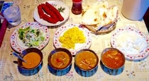 【カレーフェス】駅を出てから5分後には食べ放題！ 約1000円でカレー3種にナンもライスもサラダもデザートも「肉」も食べまくれるぞ!!