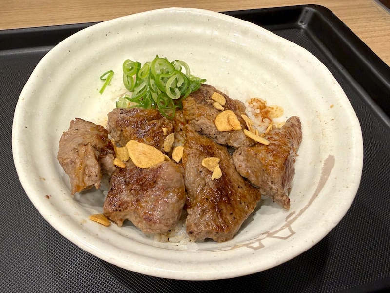 伝説の再来か？ 松屋の店舗限定『牛ステーキ丼』に見た6年前との違いが世知辛い