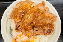 松屋の『牛ステーキ丼』が程よい焼き加減とピリ辛のたれで美味い！ ただし売り切れ続出で競争率高めなもよう