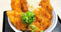 本日発売のかつや「海鮮三種とロースの醤油カツ丼」、実物は天丼とカツ丼のキメラだった