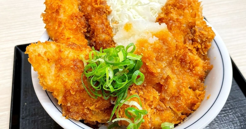 本日発売のかつや「海鮮三種とロースの醤油カツ丼」、実物は天丼とカツ丼のキメラだった