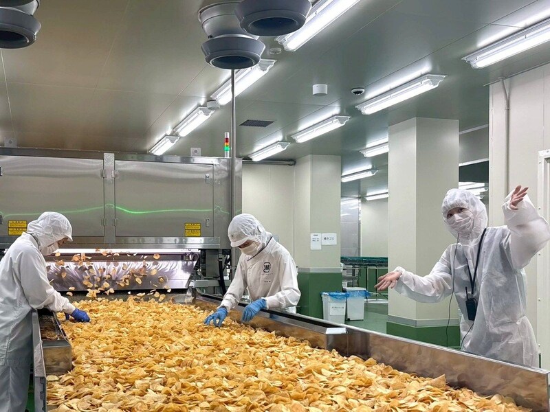 無料でここまでいいの!? 抽選倍率160倍の湖池屋新工場見学で見た「ポテチの滝」が圧巻だった / 出来立て試食やオリジナルフレーバー作りも