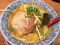 これぞ「博多っ子がとんこつラーメンから浮気する時代」を痛感できるウマさ！ 博多魚系醤油らーめんの元祖といえばココ / 福岡県天神『中華そば 郷家』