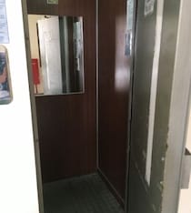 こんなエレベーター、見たことある？ 乗り方を知らずに海外で赤面した話 / 手押しのトラップに気をつけろ！