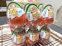 世界170カ国で愛されるチョコエッグ『Kinder Joy』を食べてみた / あまりにもチョコが美味すぎて驚いた！