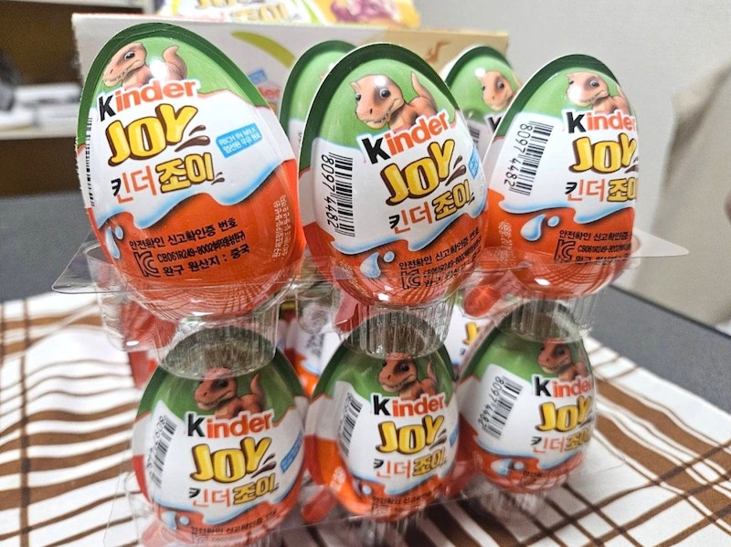 世界170カ国で愛されるチョコエッグ『Kinder Joy』を食べてみた / あまりにもチョコが美味すぎて驚いた！