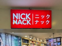 【スリランカ】『ユニクロ』に酷似した『メイソウ』に酷似した『ニックナック』って … もはや何!? / そして深まる「ポケカっぽい何か」のナゾ