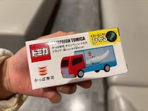 【限定】かっぱ寿司 × トミカの新コラボがアツい！ 暗闇で光るイカトラックをもらいに初日に行ってみたら、逆に不安になった