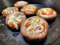 【簡単キャンプ飯】チーズがとろ〜り「しいたけピザ」がふっくらジューシーで激ウマ / パパッと大量に作れるから家飲みのお供にもオススメ！