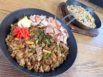 丸亀製麺に新ジャンル『丸亀うどんメシ』誕生！ 先行試食会でわかった「そばめし」との決定的な違い