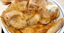 本日発売のかつや新作「大判豚の生姜焼きとチキンカツの合い盛り丼」、トリプルを頼んだら肉のフタだった