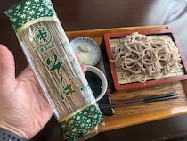 完全なる「家」である。でも、それがいい。【家そば放浪記】第302束：北海道「セイコーマート」で買った、マルナカ『まるなか そば』127円（1人前64円）