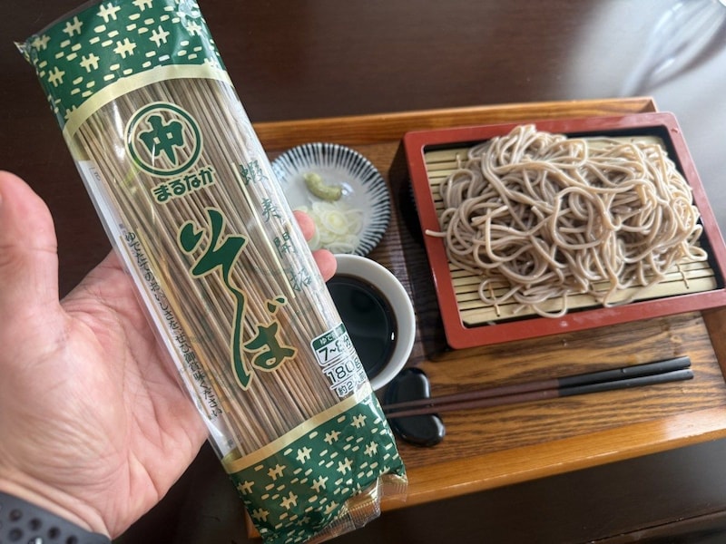 完全なる「家」である。でも、それがいい。【家そば放浪記】第302束:北海道「セイコーマート」で買った、マルナカ『まるなか そば』127円(1人前64円)