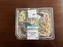 セブンの「ざるそば」が予想以上にウマい!!  なぜだろうと容器をひっくり返してみたら「これは！」となった
