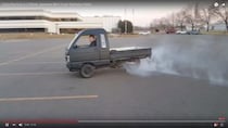 なんだコレは…ダイハツの軽トラとバイクを合体させた改造車の動きがヤバい