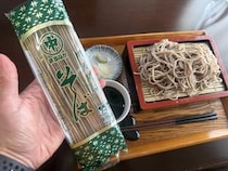 完全なる「家」である。でも、それがいい。【家そば放浪記】第302束：北海道「セイコーマート」で買った、マルナカ『まるなか そば』127円（1人前64円）