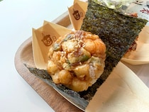 てんやの新業態は “おにぎりの天丼” で『おにどん』！ 天むすでもない新感覚ファストフードが御茶ノ水にオープン