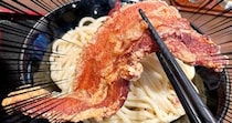 【罪深】つけ麺チェーン「三田製麺所」の『からあげつけ麺』がデカくて長くてヤバイ！ 豚バラ肉を1本揚げした凶悪な代物…!!