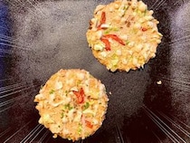 大阪みやげの「お好み焼きせんべえ」を食べてみた！ クオリティの高さに驚いていたら…まさかの事実が発覚した