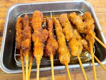 1本55円！ 串カツ田中「無限ニンニクホルモン串」が復活 / 新作「無限スパイス串」と交互に食べたら本当に無限だった