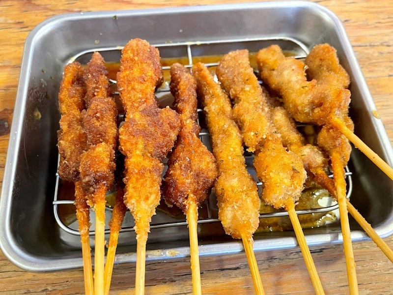 1本55円！ 串カツ田中「無限ニンニクホルモン串」が復活 / 新作「無限スパイス串」と交互に食べたら本当に無限だった