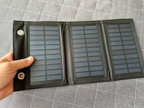 【激安】Amazonで2980円「ポータブルソーラー充電器」は停電時のスマホ充電に役立つのか？ 約5時間充電してみた結果…