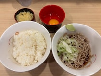 【380円】駅そばチェーン「いろり庵きらく」の朝定食が最高だった！ 半そば＋卵かけご飯で朝から大満足