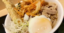 【立ち食いそば放浪記】第294回：いろり庵きらくの「まんぷくそば」が地味に高コスパ！ 鉄道開業150周年を記念して150円引きになってるぞー!!