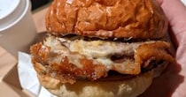 モスのチーズバーガー専門店が広尾に誕生！ ポテトは焼き、トレーは箱、ささやかな工夫の光る良い店だった！