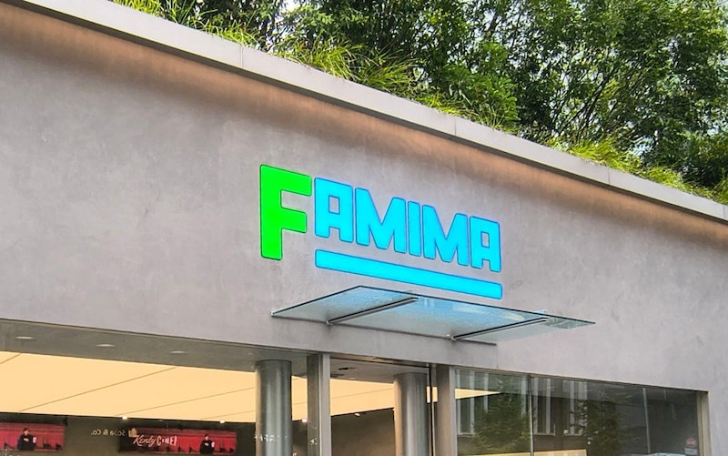 ファミマの旗艦店に行ったら「ユニクロ」より高い値段でデニムを売ってた / もはやコンビニエント(便利)ではないのでは?