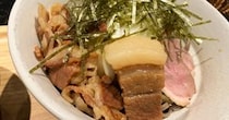 極太そばに牛・豚・鴨全部盛り！ 新宿三丁目『ソバージュ』がオシャレに見えてバッキバキのパワー系 / 立ち食いそば放浪記：第256回